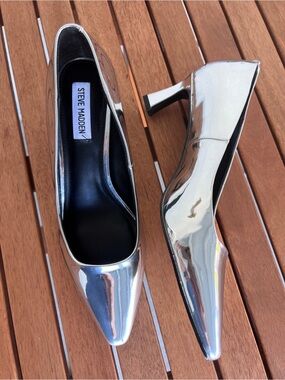 Steve Madden NWOT Women’s Metalic Silver Pointed Toe High Heel Pumps Size: 8.5 M
